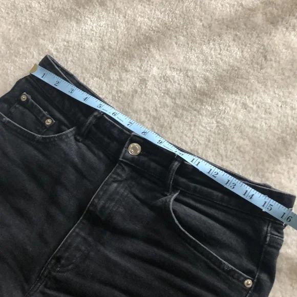 Zara High rise Black jean shorts - Picture 5 of 6